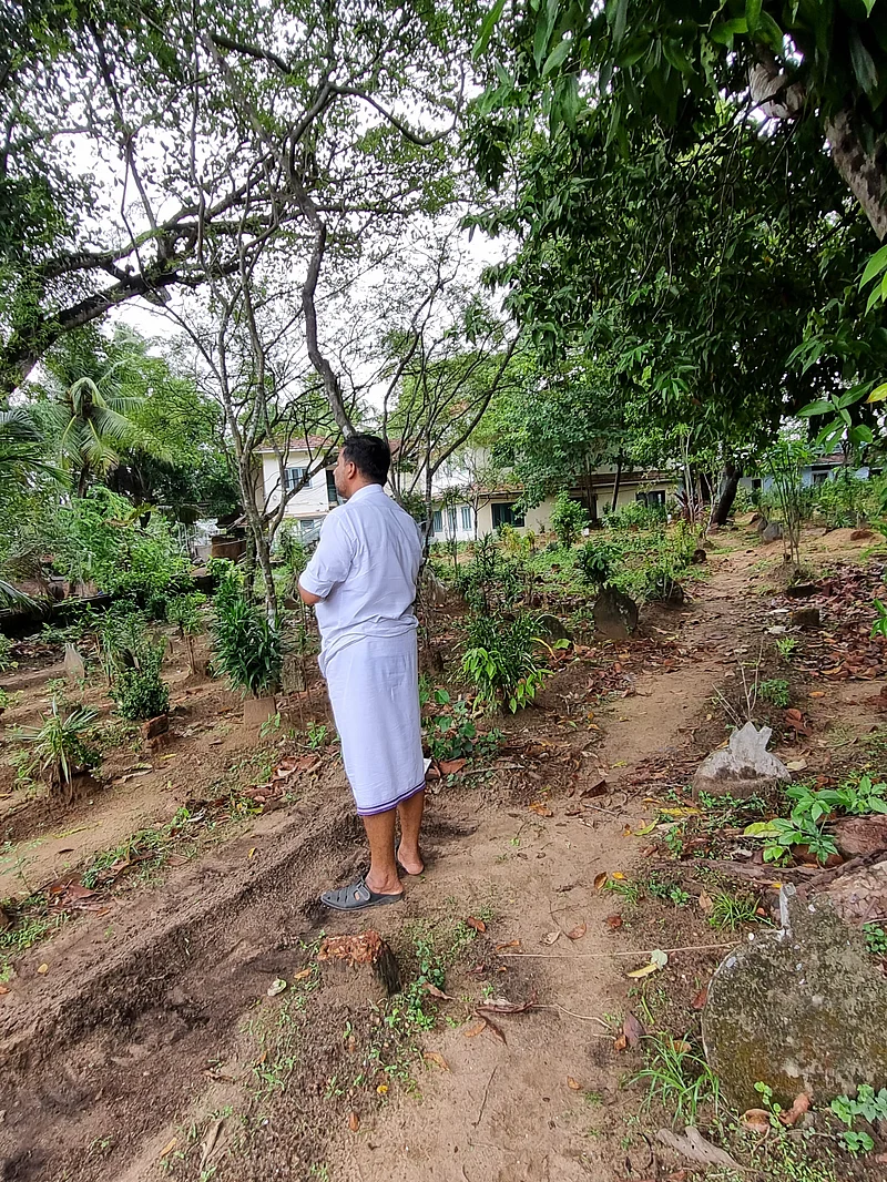 কবরস্থানে জিয়ারতরত কেরালার মুসলিম