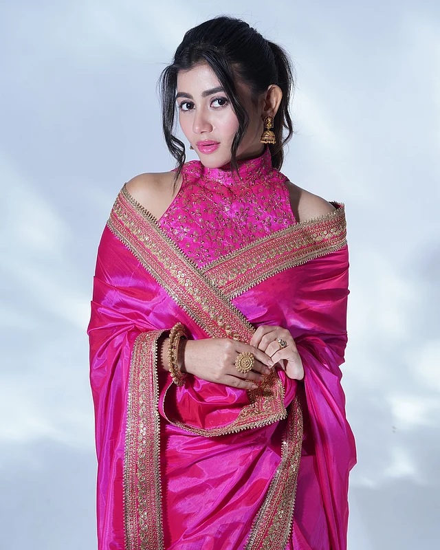 হট পিঙ্ক শাড়িতে যেন সবটুকু আকর্ষণ কেড়ে নিলেন এই বঙ্গ তনয়া । জুটি হয়েছে হল্টারনেক ব্লাউজ