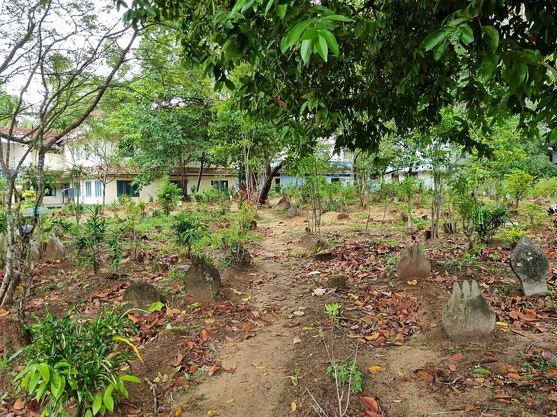 মসজিদের পাশে কবরস্থান