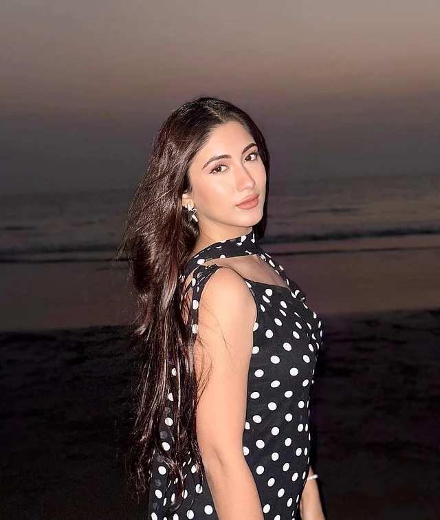 তাঁর ছেড়ে রাখা চুলের সঙ্গে কানে শোভা পাচ্ছে সমুদ্র থিমের স্টার দুল।