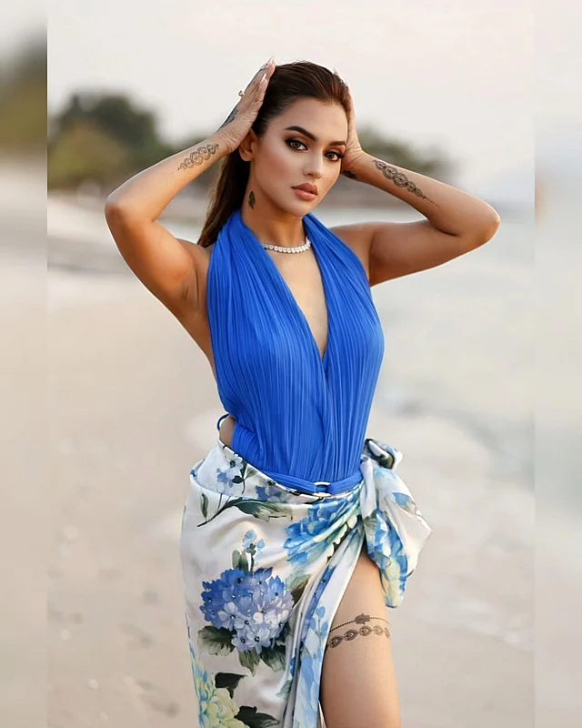 সারং আর র্যাপ টপ পরেছেন সাঁতারপোশাকের ওপরে