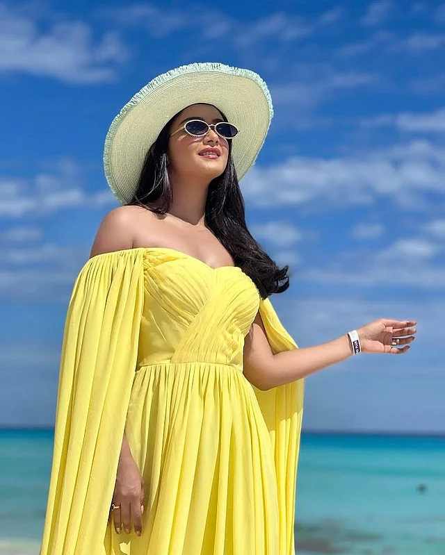 তানজিন তিশার উজ্জ্বল হলুদ অফ দ্য শোল্ডার ড্রেসের সঙ্গে তিনি রোদচশমা আর বড় হ্যাট পরেছেন