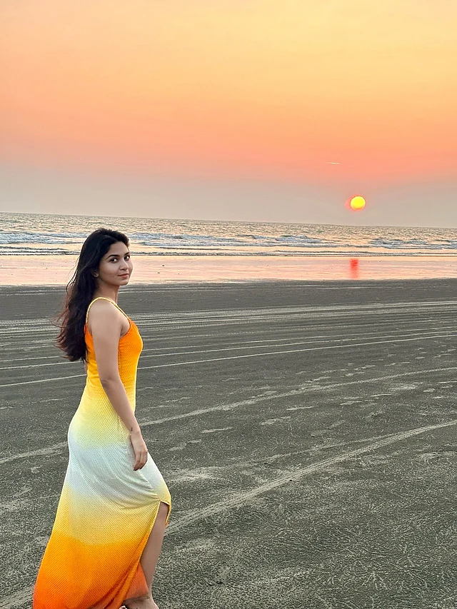 এই সাইড স্লিট স্লিভলেস ড্রেসটি দেখলে মনে হয়, যেন এক টুকরো গোধূলি জড়িয়ে আছেন তিনি।