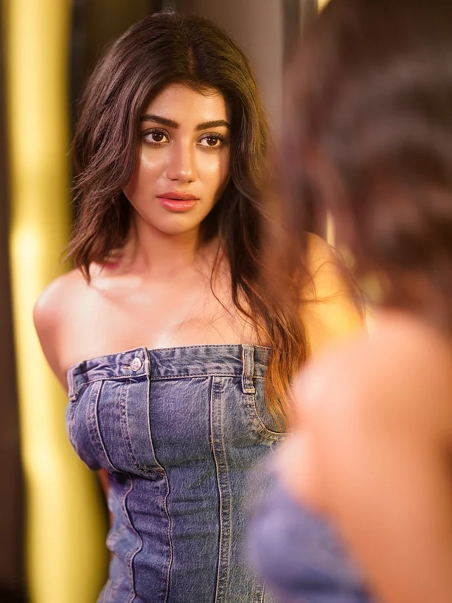 ডেনিমের স্ট্র্যাপলেস টপটিই এই লুকে স্টেটমেন্ট পিস