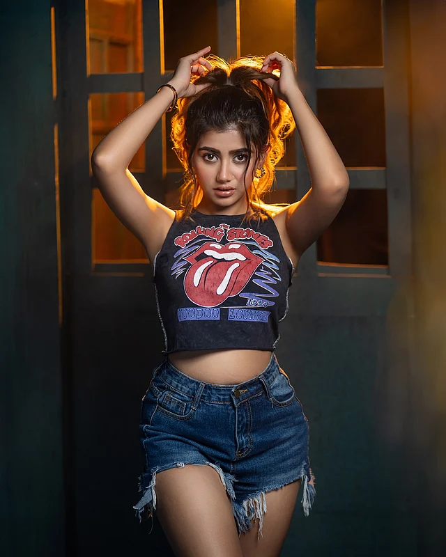 রোলিং স্টোনের ক্রপ টি শার্ট আর ডেনিম শর্ট -এ স্টাইলিশ প্রান্তিকা