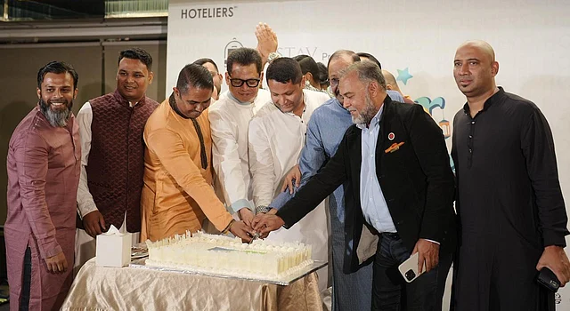 কেক কেটে উদযাপন দর্শকপূর্তি