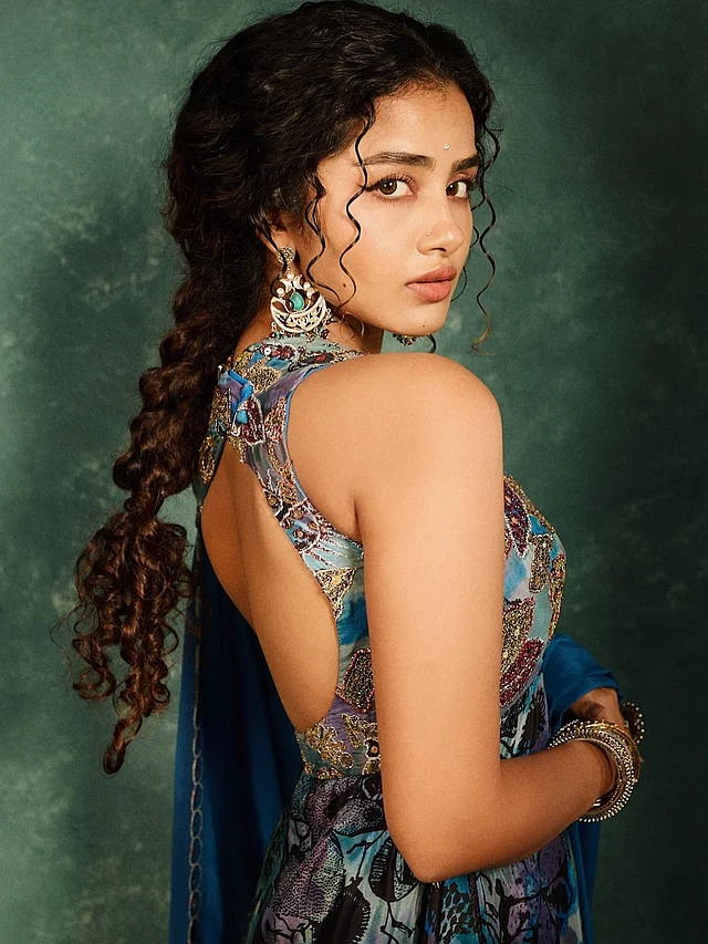 হল্টারনেক আর ব্যাকলেস নীল জামায় ঝলমল করছেন সুন্দরী। বিনুনি , কানের দুল আর চুড়ির এই সাজে আছে ট্র্যাডিশনাল টাচ।