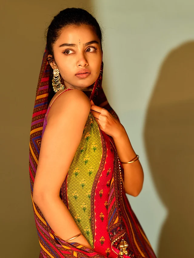 অভিনেত্রী রঙিন প্রিন্টেড থ্রি-পিস সেট পরেছেন । স্লিভলেস ফিটেড কামিজ আর ডেকোরেটিভ ওড়নার সঙ্গে বড় ট্র্যাডিশনাল ঝুমকা এবং সিম্পল গোল্ডেন চুড়ি দিয়ে স্টাইল করেছেন ।