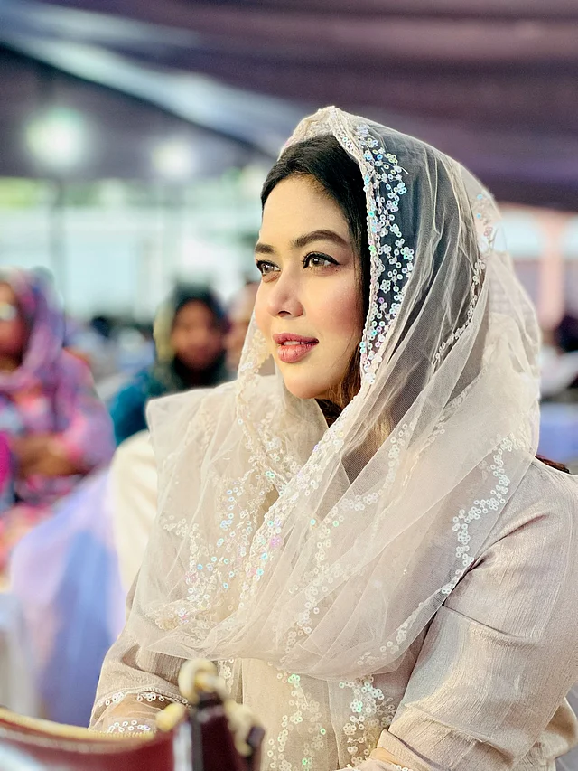 প্যাস্টেল পাউডার পিংক সালওয়ার কামিজে ভাবনা