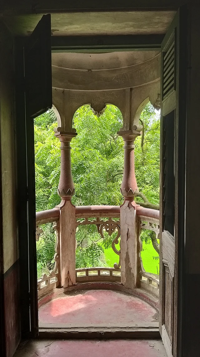 দোতলার ঝুল বারান্দা