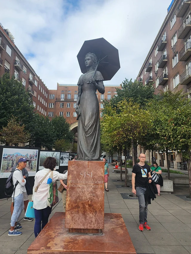 রানি সিসির মূর্তি