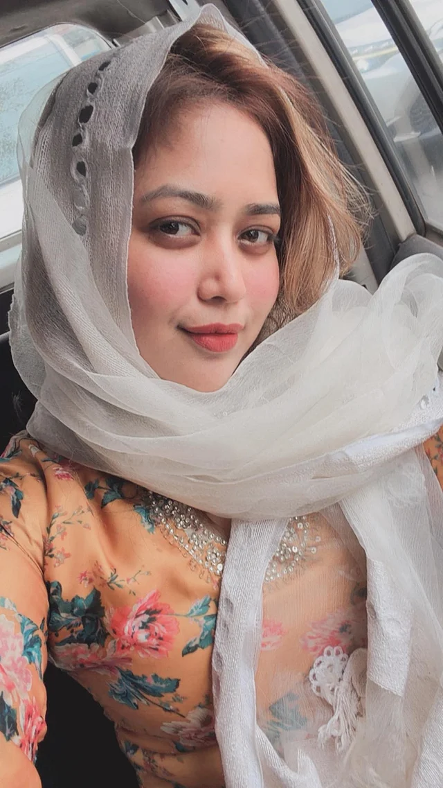 ফুলেল হলুদ কামিজের সঙ্গে সাদা শিয়ার ওড়নায় মিরর ওয়ার্ক