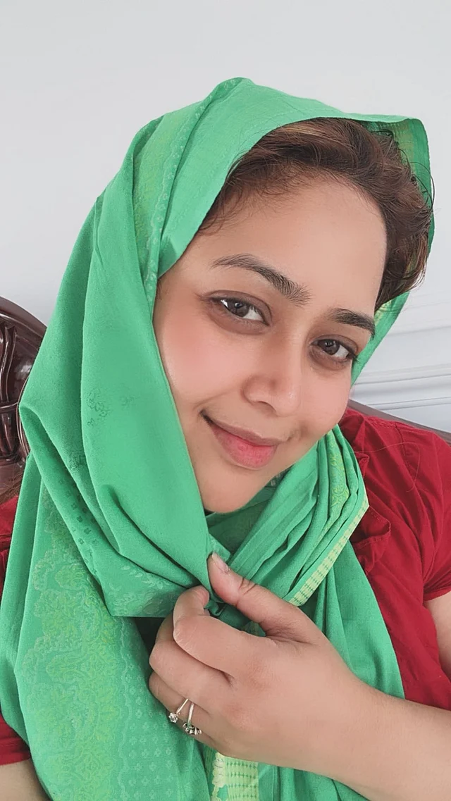 ঘরোয়া নো মেকআপ লুকে দেখা যাচ্ছে তাঁকে