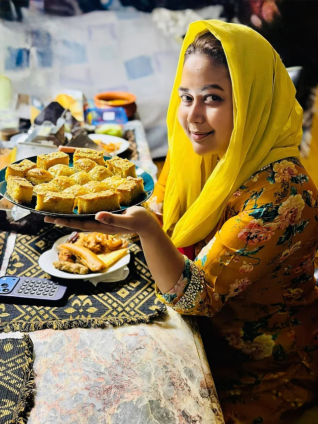 বাড়িতে হলুদ সালওয়ার কামিজ ওড়নায় ইফতারের আয়োজনে দেখা যাচ্ছে তাঁকে