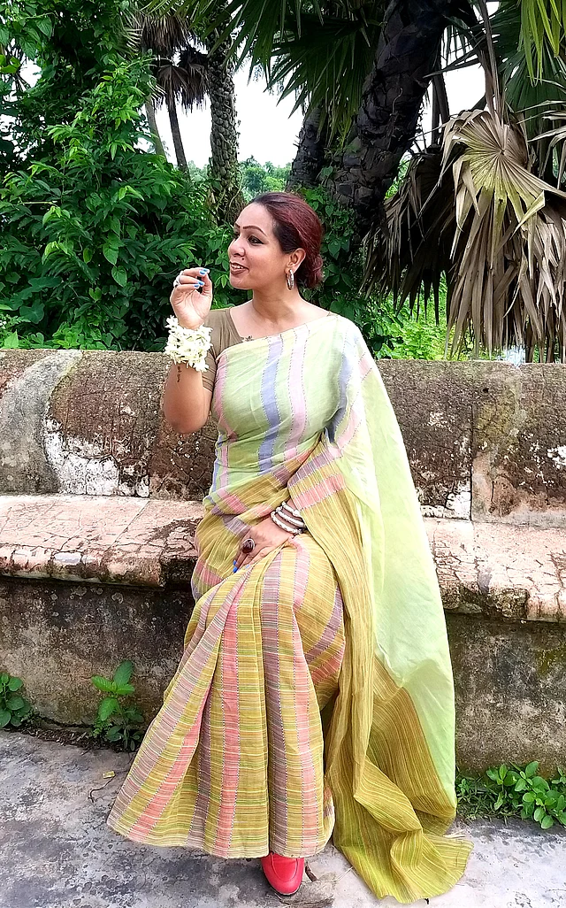 জমিদার বাড়ির পুকুর ঘাটে লেখক