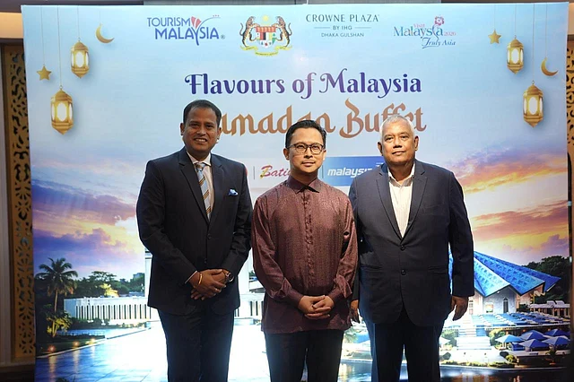 ফ্লেভার্স অব মালয়েশিয়ার সূচনা অনুষ্ঠানে ক্রাউন প্লাজা ঢাকা গুলশানের জেনারেল ম্যানেজার কার্থি ভিকে, মালয়েশিয় রাষ্ট্রদূত মোহাম্মদ শুহাদা ওসমান ও অতিথি