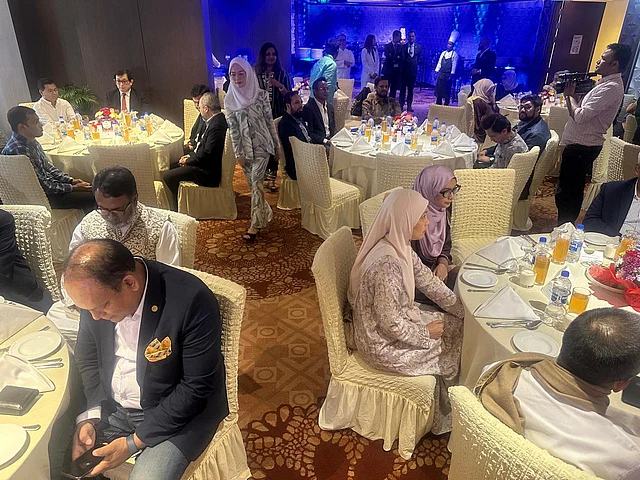 অনুষ্ঠানে অতিথিরা