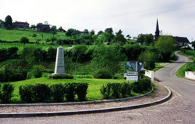 ক্যামেমবার্ত গ্রামের প্রবেশপথের পাশেই রয়েছে মারি-ক্রিস্তিন আরেলের (১৭৬১-১৮৪৪) সমাধি
