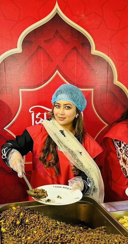 দুস্থদের মাঝে ইফতার বিতরণে স্বেচ্ছাসেবক রূপে দেখা গিয়েছে তাঁকে