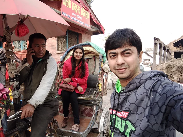 নেপালেও রিকশা চলে; তাই স্ত্রীর সঙ্গে সেলফি তুলে রাখছেন লেখক