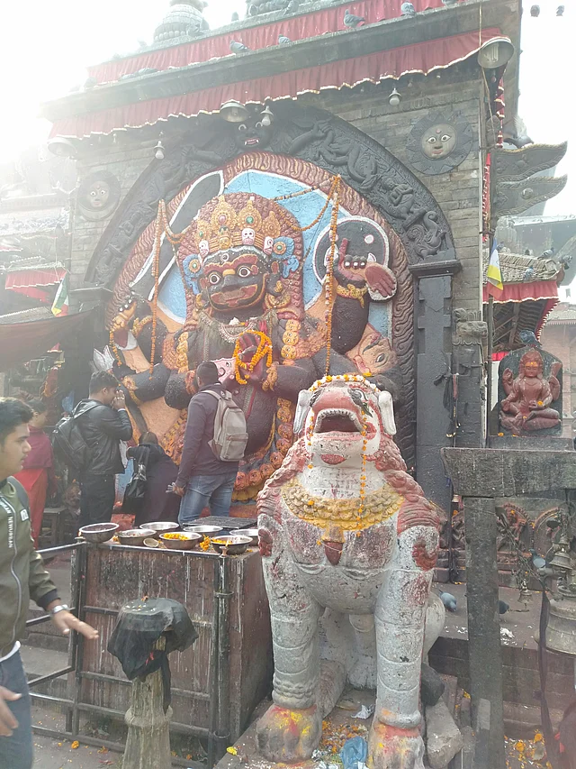 কালা ভৈরবের মূর্তির সামনে পূজারিদের ভিড়