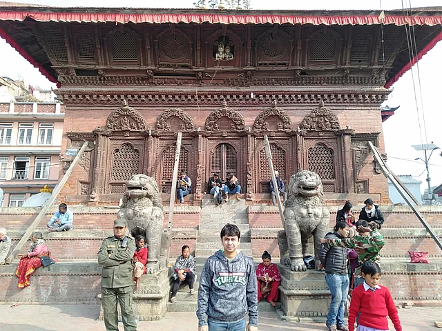 চমৎকার কারুকার্যমন্ডিত শিব পার্বতীর মন্দিরের সামনে লেখক