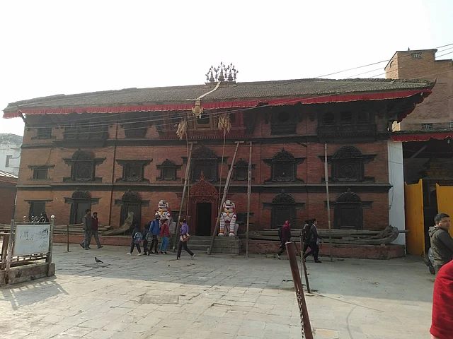 কুমারী দেবীর নিবাস। দেয়ালে কাঠ দিয়ে ঠেক দেওয়া আছে যেন ধ্বসে না যায়