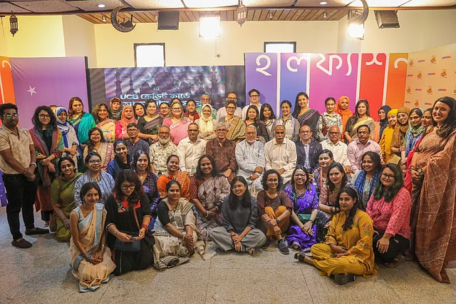 উদ্বোধনী অনুষ্ঠানে অতিথিদের সঙ্গে উদ্যোক্তারা