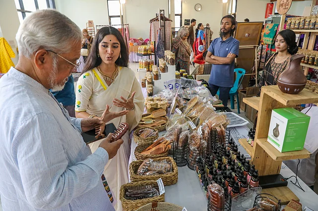 পণ্য দেখছেন চন্দ্র শেখর সাহা