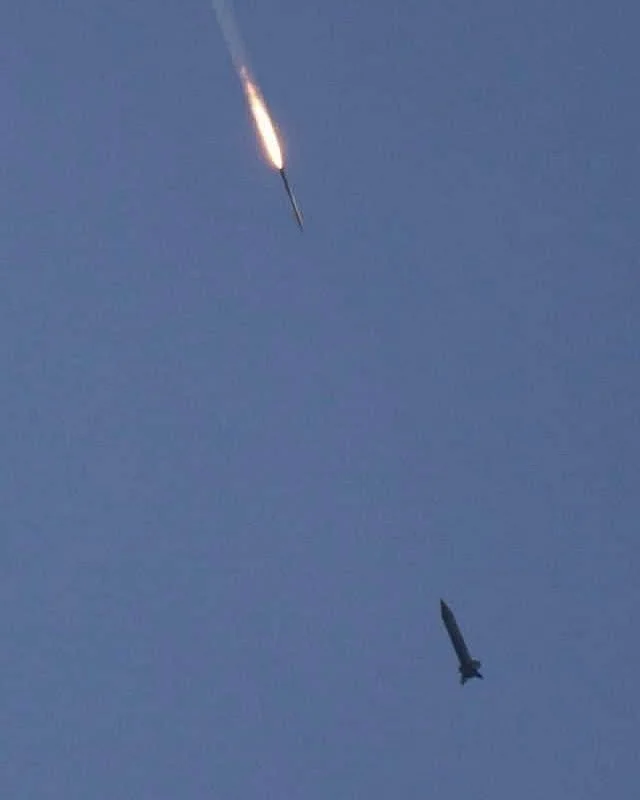 এই মিসাইল শুট-অ্যান্ড-স্কুট কৌশল প্রয়োগ করা যায় অর্থাৎ ফায়ার করে দ্রুত নতুন অবস্থানে সরানো যায়