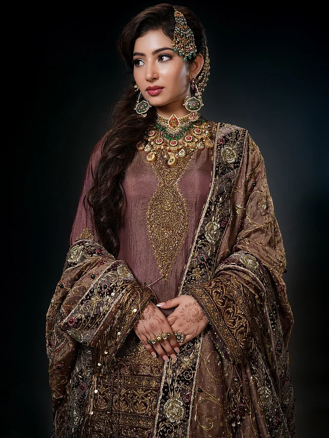 রাজকীয় আমেজের এথনিক লুকে নজর কাড়ছে ভারী ট্র্যাডিশনাল গয়না