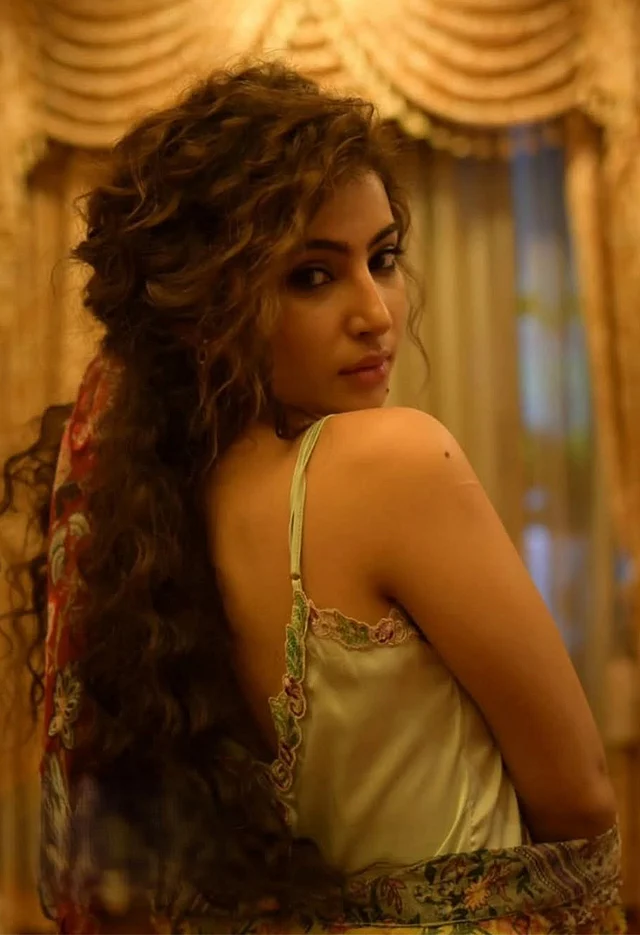 এক ঢাল চুলে স্লিপ ড্রেসে রহস্যময়ী সারা