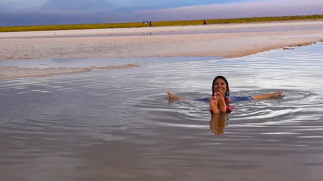 আতাকামা মরুভুমির ‘লেগুনা সিহার’–এ ভেসে থাকা