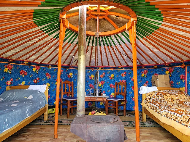 গেরের ভেতরটি বেশ রঙিন