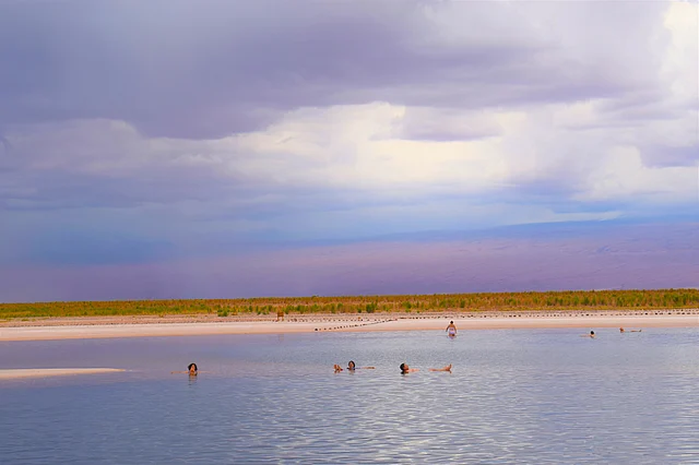 লেগুনা সিহার–এ ভেসে থাকা পর্যটকরা