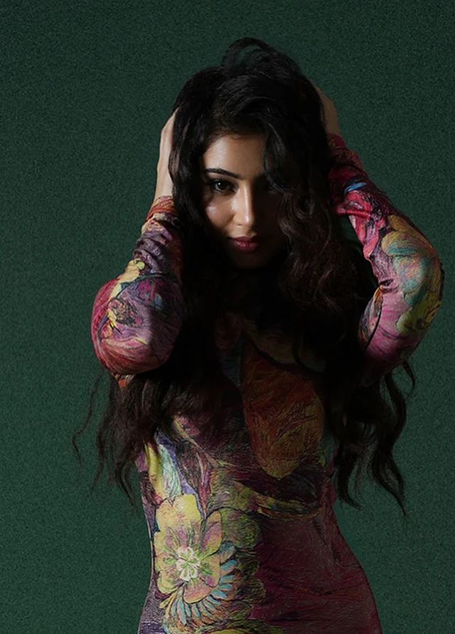 বহুরঙা বডিকন ড্রেসে চার্ম যোগ করেছে ন্যাচারাল কার্লস