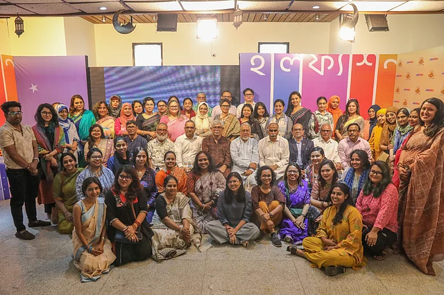 উদ্বোধনী অনুষ্ঠানে অতিথিদের সঙ্গে উদ্যোক্তারা