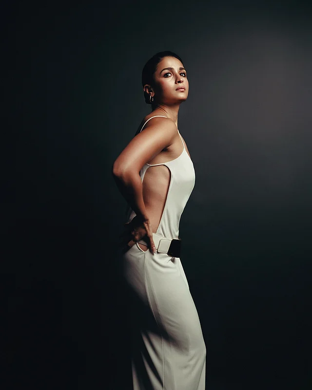 গুচির হোয়াইট সোয়ান লুকের গাউনে আলিয়া