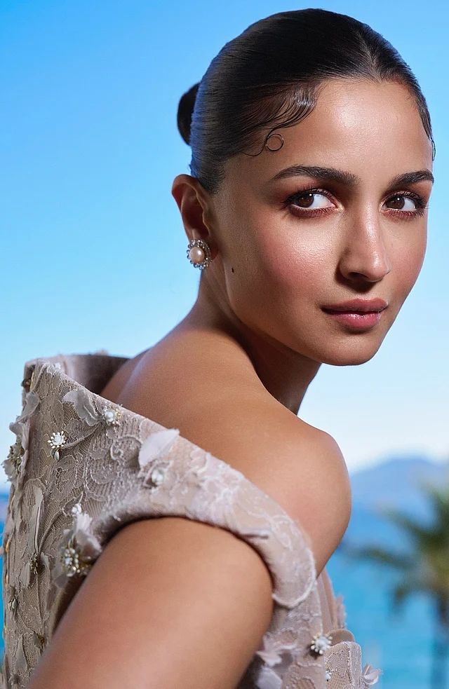 কান লুকে স্ট্রাকচার্ড গাউন আর স্লিক হেয়ারস্টাইলে আলিয়া