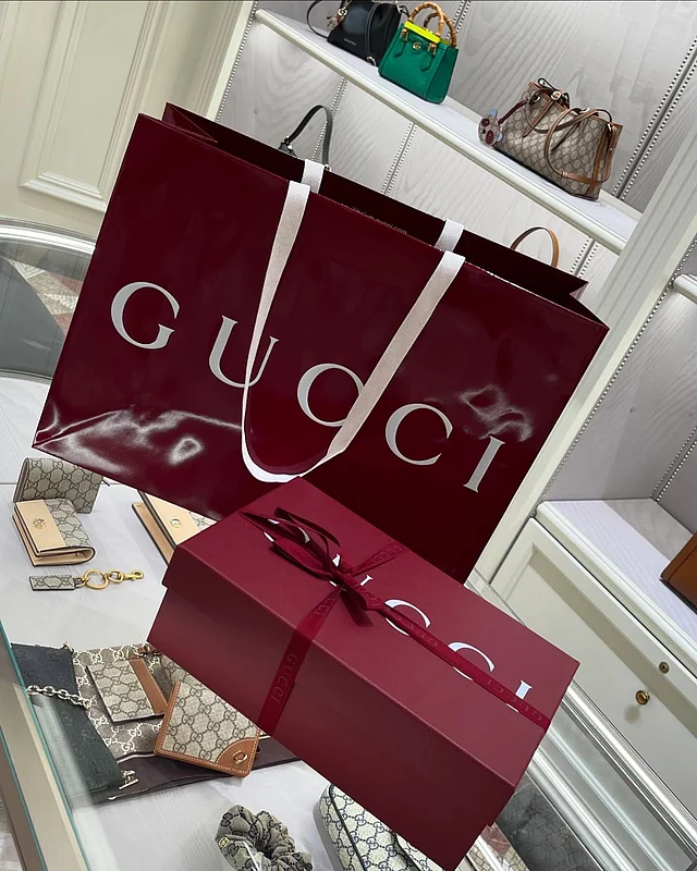 এই ব্যাগগুলোই অনেক সময় ব্র্যান্ডের পরিচিতির অংশ হয়ে দাঁড়ায়