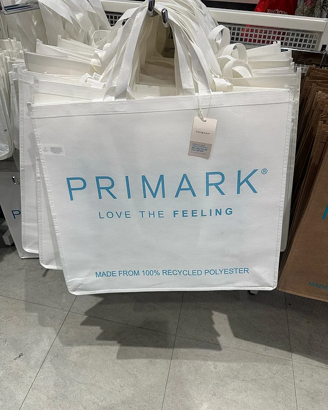প্রাইমার্ক-এর মতো কিছু রিটেইল ব্র্যান্ডও পুনর্ব্যবহারযোগ্য ব্যাগ বিক্রি করে থাকে