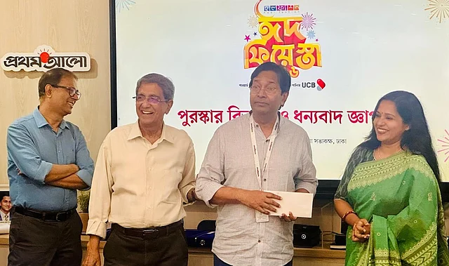 নির্বাহী সম্পাদক সাজ্জাদ শরীফের কাছ থেকে র্যাফল ড্রর পুরস্কার নিচ্ছেন অভিনয়শিল্পী চঞ্চল চৌধুরীর চিকিৎসক স্ত্রী শান্তনা সাহা