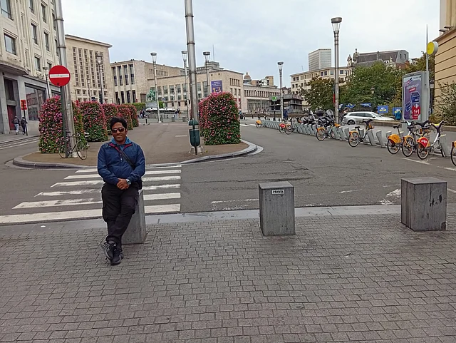 ব্রাসেলসের রাস্তায় লেখক