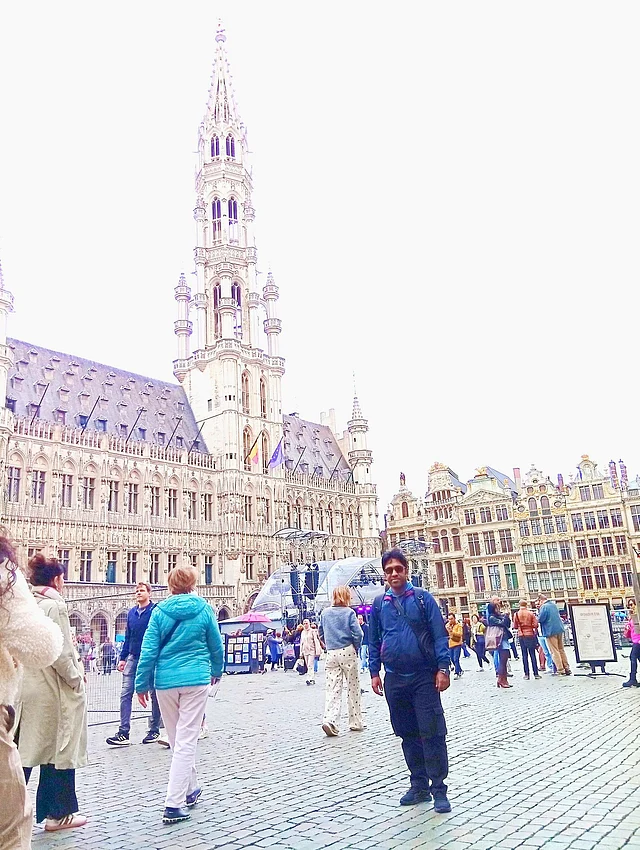 গ্র্যান্ড প্লেসে স্কয়ারে লেখক