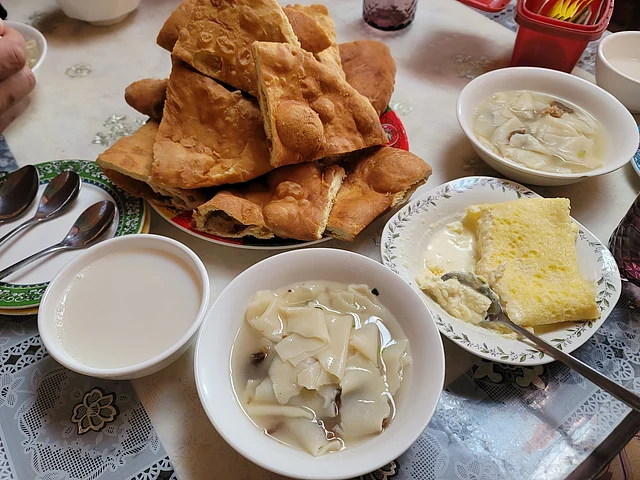 সকালের নাস্তায় স্যুপ , উরুম, চা ও রুটি