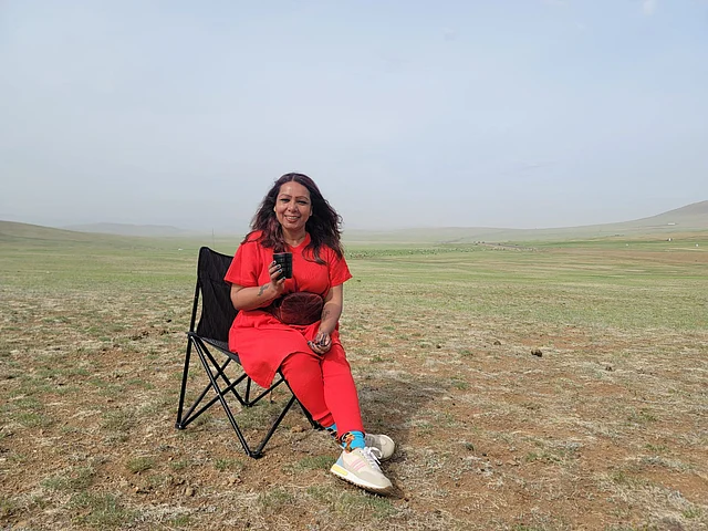 খোলা আকাশের নীচে লেখক