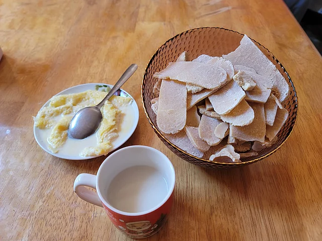 ড্রাই পনির, লবণ চা আর দুধের সরের পিঠা