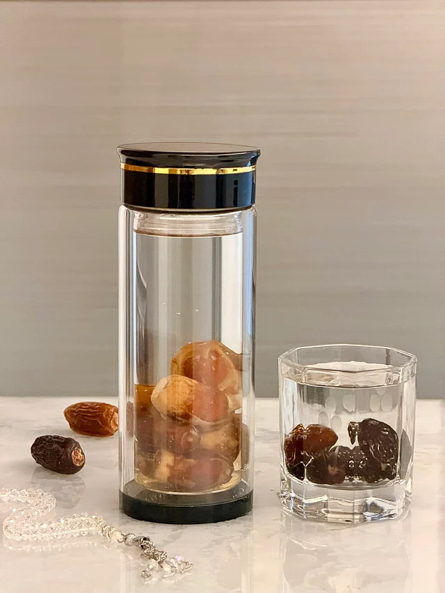 সারারাত খেজুর ভিজিয়ে রেখে সকালে খালি পেটে এই পানিটা পান করুন