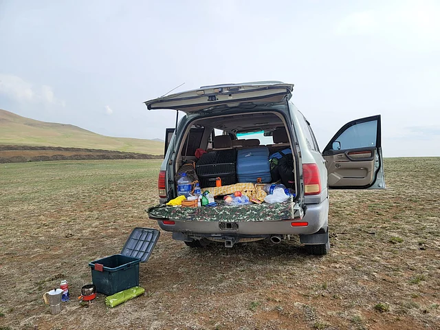 গাইড তুসিনতুর আর ড্রাইভার আর্থের কিচেন