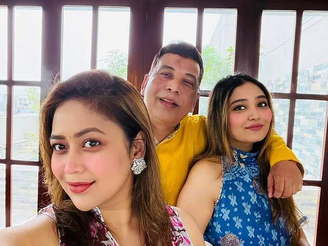 বাবার সঙ্গে মেয়েরা